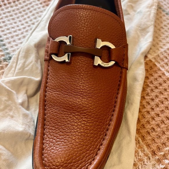 FERRAGAMO - Men's Textured Calfskin Gancini Loafer (+ LIGHT BROWN BELT) - Picture 5 of 11